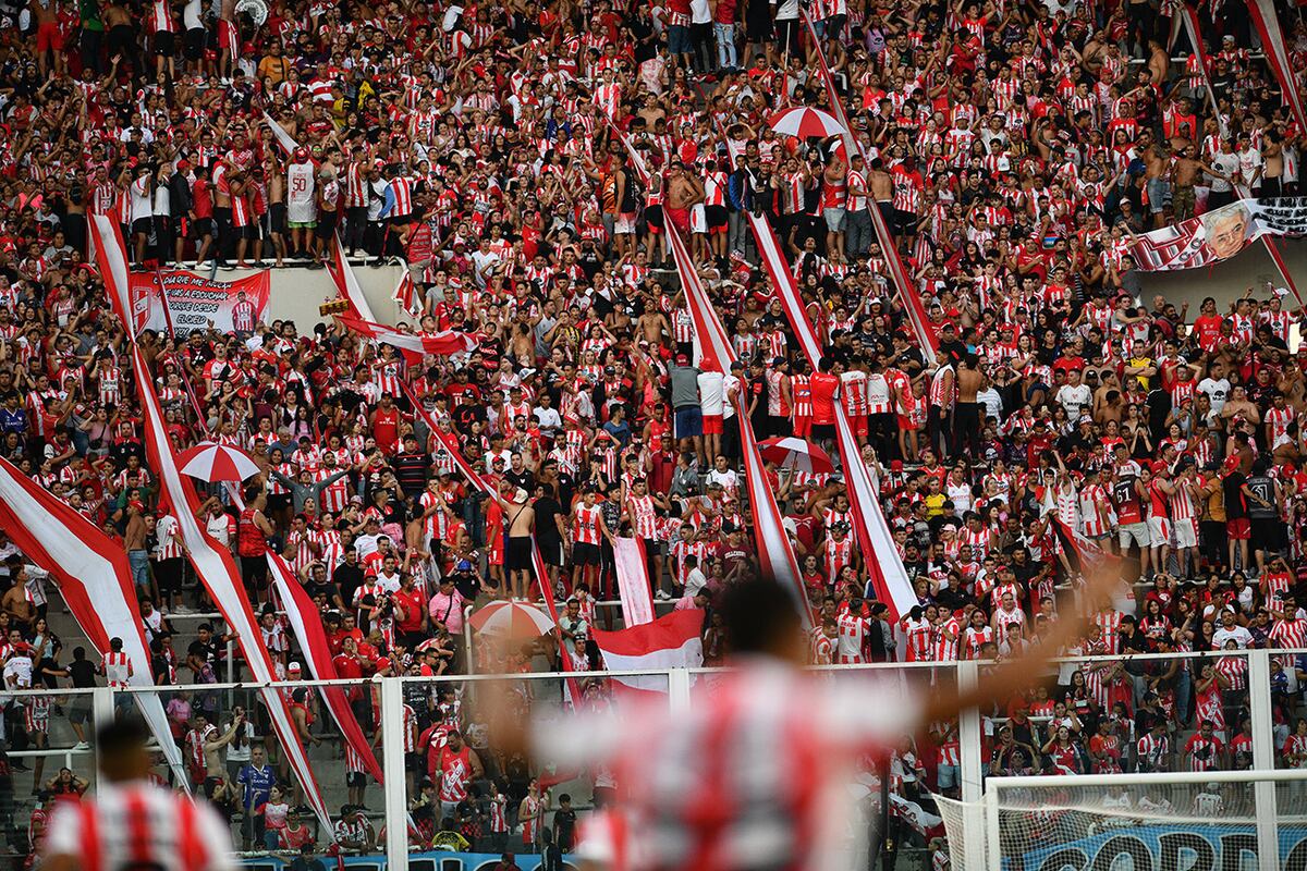 La bandera en el clásico Instituto-Talleres que provocó una sanción para la Gloria