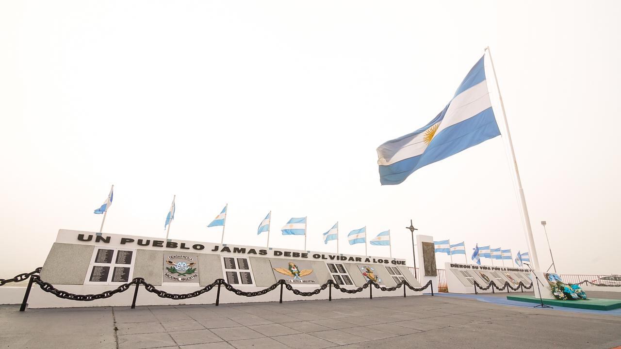 El Gobernador Melella recordó la sanción de la Ley 20561 y la creación de la Comandancia Político-Militar de Malvinas. Monumento a los Caídos de Malvinas - Río Grande.