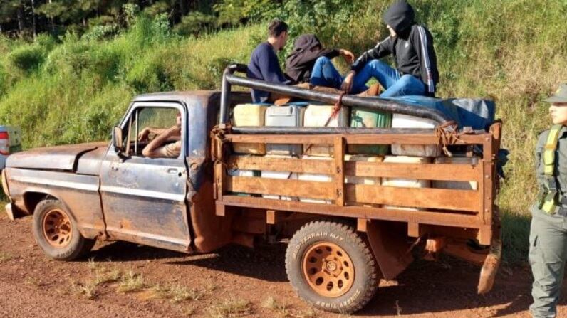 Secuestran contrabando de combustible en Colonia Delicia.