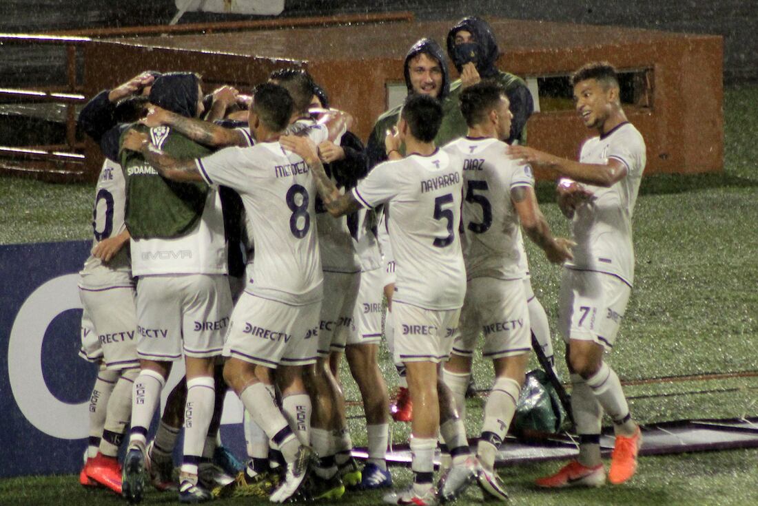 FOTOBAIRES  IBAGUE- COLOMBIA, 28-04-2021: Jugadores de Talleres de Cordoba (ARG), celebran el gol anotado a Deportes Tolima (COL), durante partido entre Deportes Tolima (COL) y Talleres de Cordoba (ARG) por la Copa CONMEBOL Sudamericana 2021 en el Estadio Manuel Murillo Toro de la ciudad de Ibague