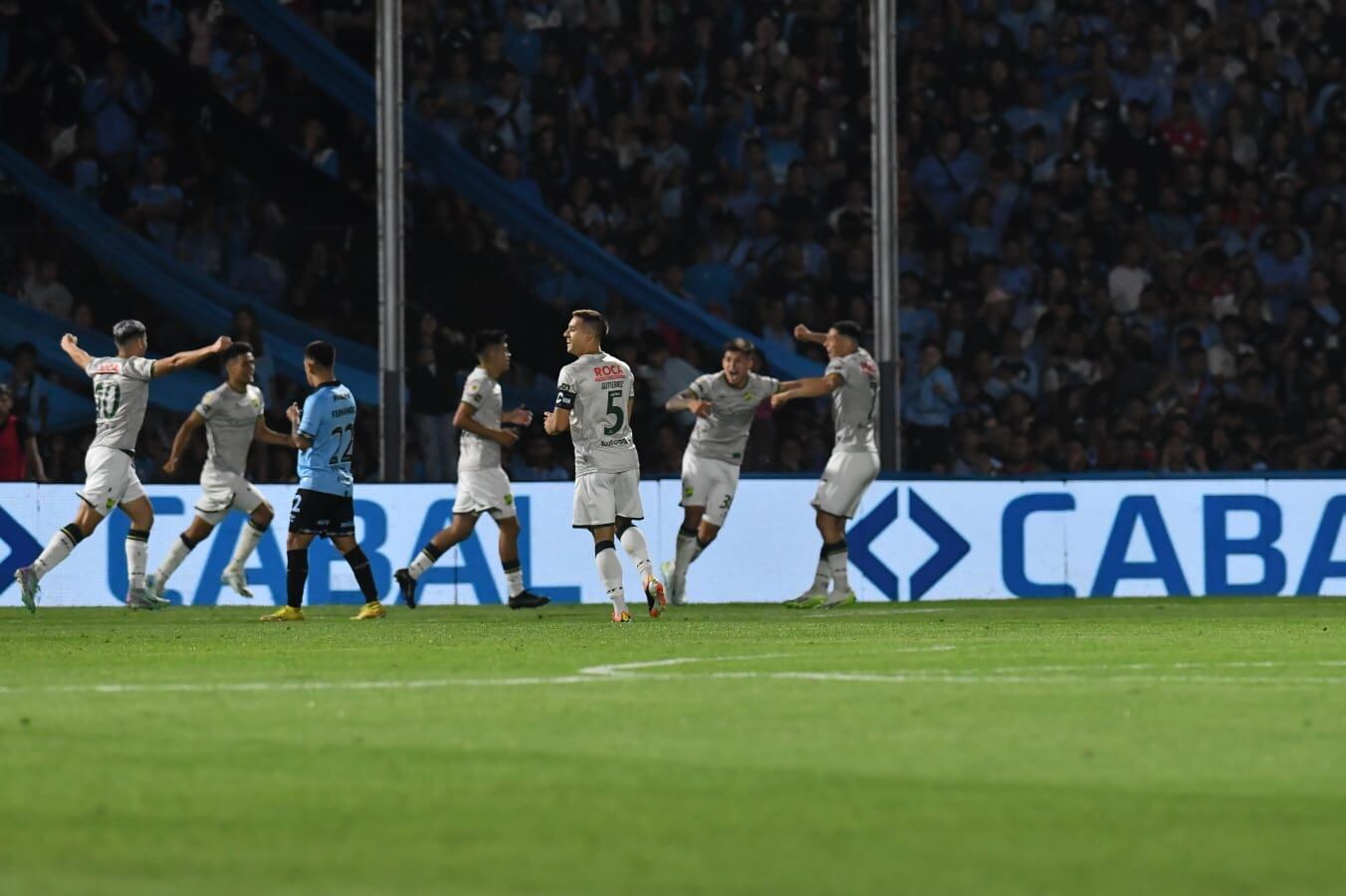 Defensa festeja su gol ante Belgrano, fue el 1 a 0. (Facundo Luque / La Voz).