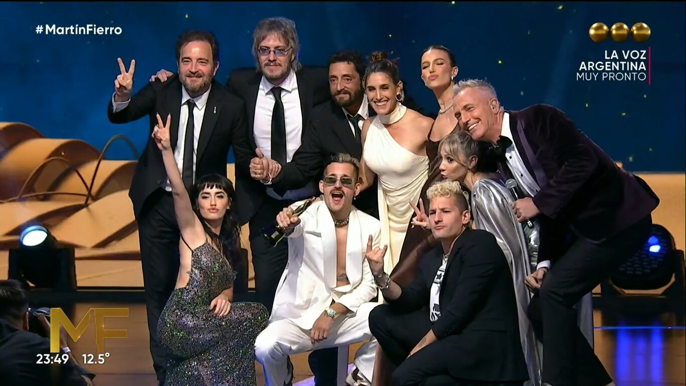 Momento en el que el equipo de "La Voz Argentina" recibió el Premio a Mejor Big Show del 2021.