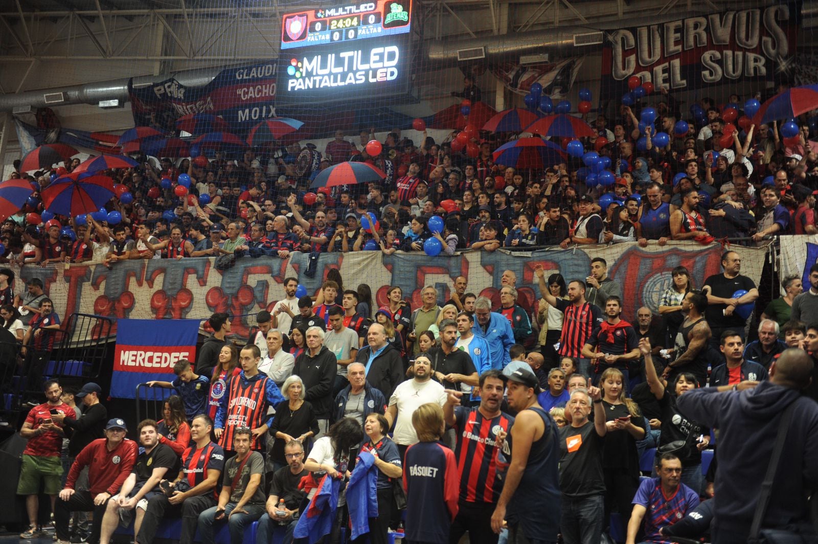 Atenas enfrentó a San Lorenzo, en Buenos Aires, por el quinto partido de la serie permanencia de la Liga Nacional de Básquet. (Federico López Claro)