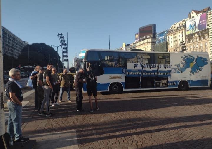 Momento de reunión a la convocatoria para marchar en búsqueda de respuestas de PAMI.