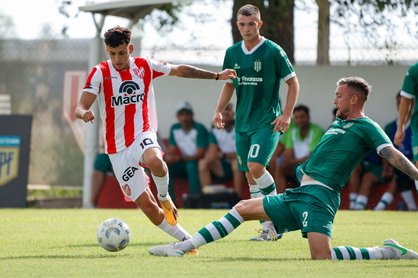 Jeremías Lázaro, el "10" de la reserva de Instituto, en acción ante Banfield. (IACC).