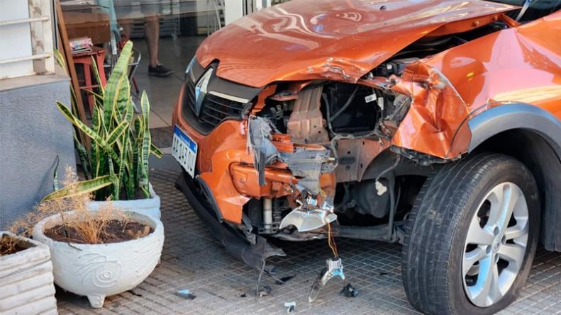 La camioneta Renault Sandero quedó incrustada en la entrada de un comercio.