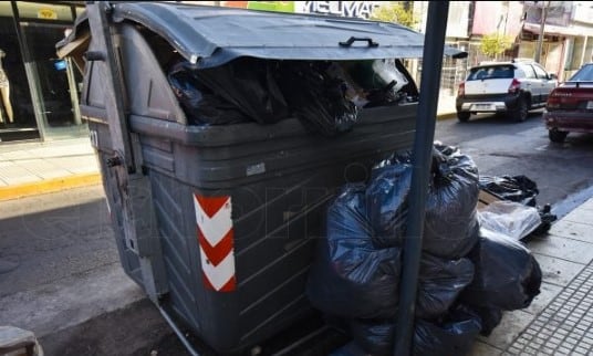 Basura acumulada en el centro de la ciudad de San Luis