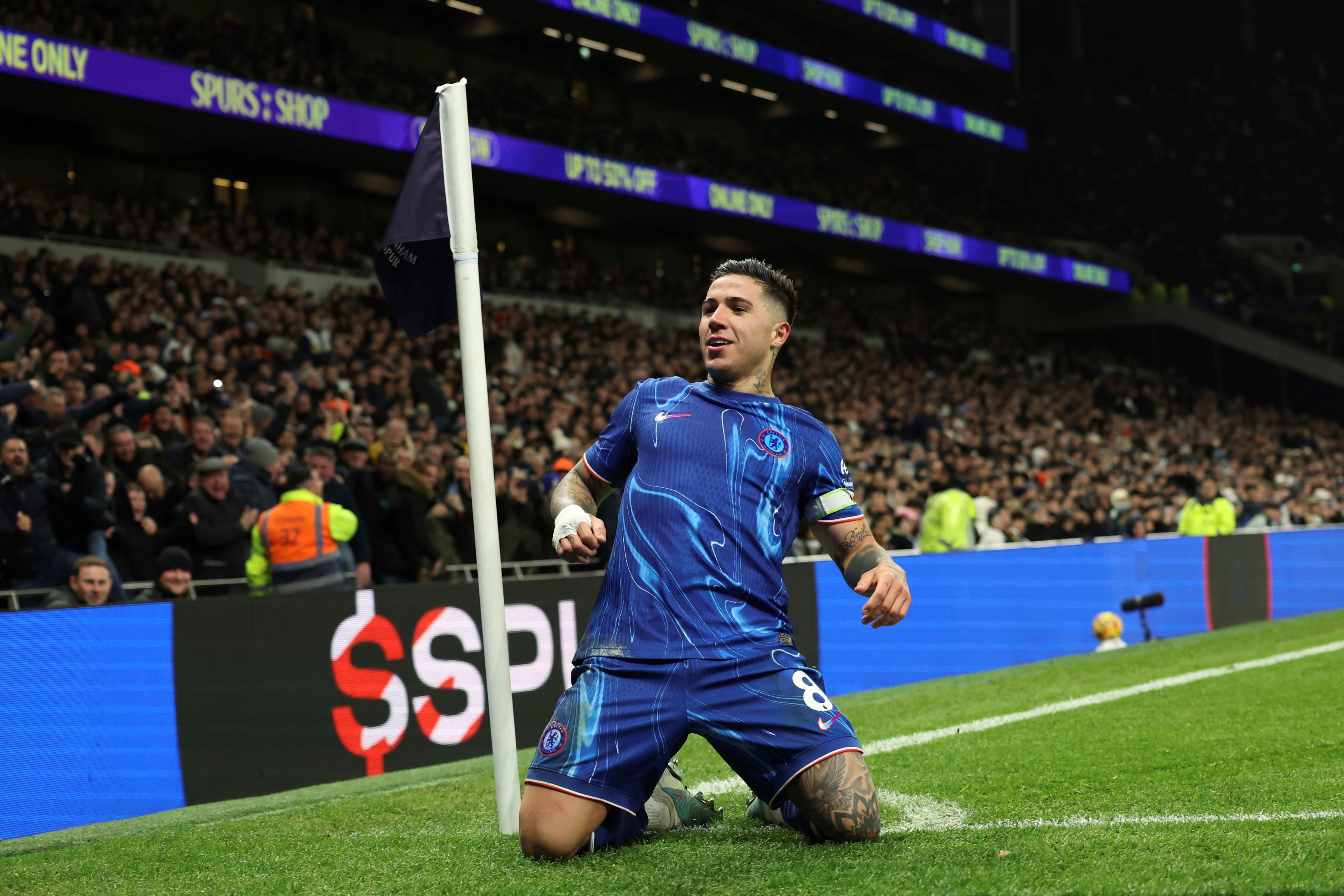 Enzo Fernández anotó un gol para Chelsea en la victoria ante Tottenham por la Premier League. (AP)