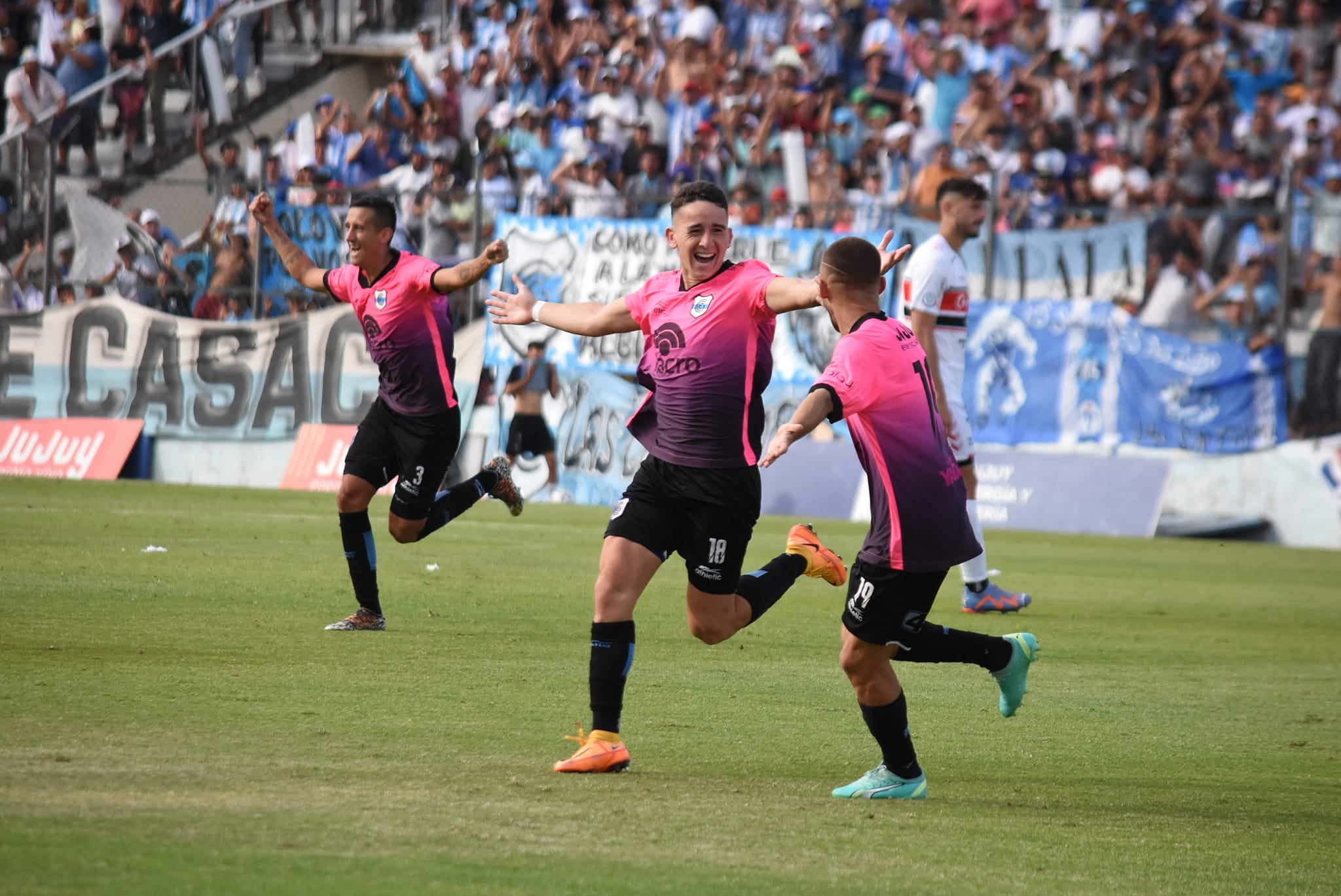 Con el número 18 en la espalda, Lucas Chiozza fue la figura del "Lobo" jujeño al convertir los dos goles con los que su equipo derrotó al actual líder del torneo de la Primera Nacional.