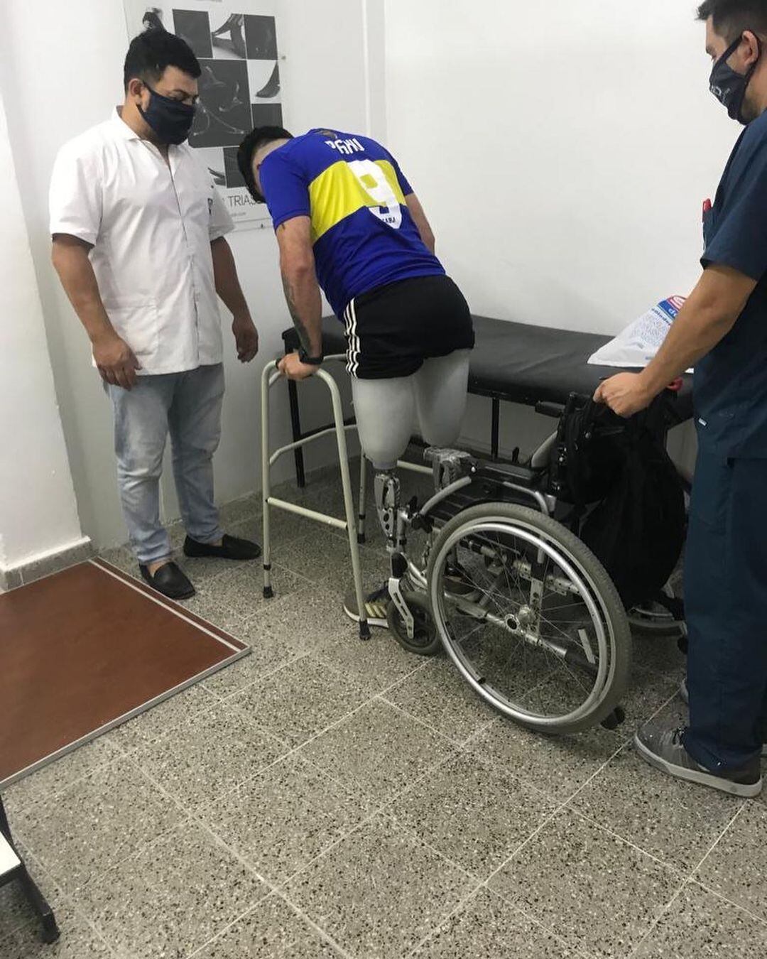 El joven debió asistir a fisioterapia para recuperarse del accidente.