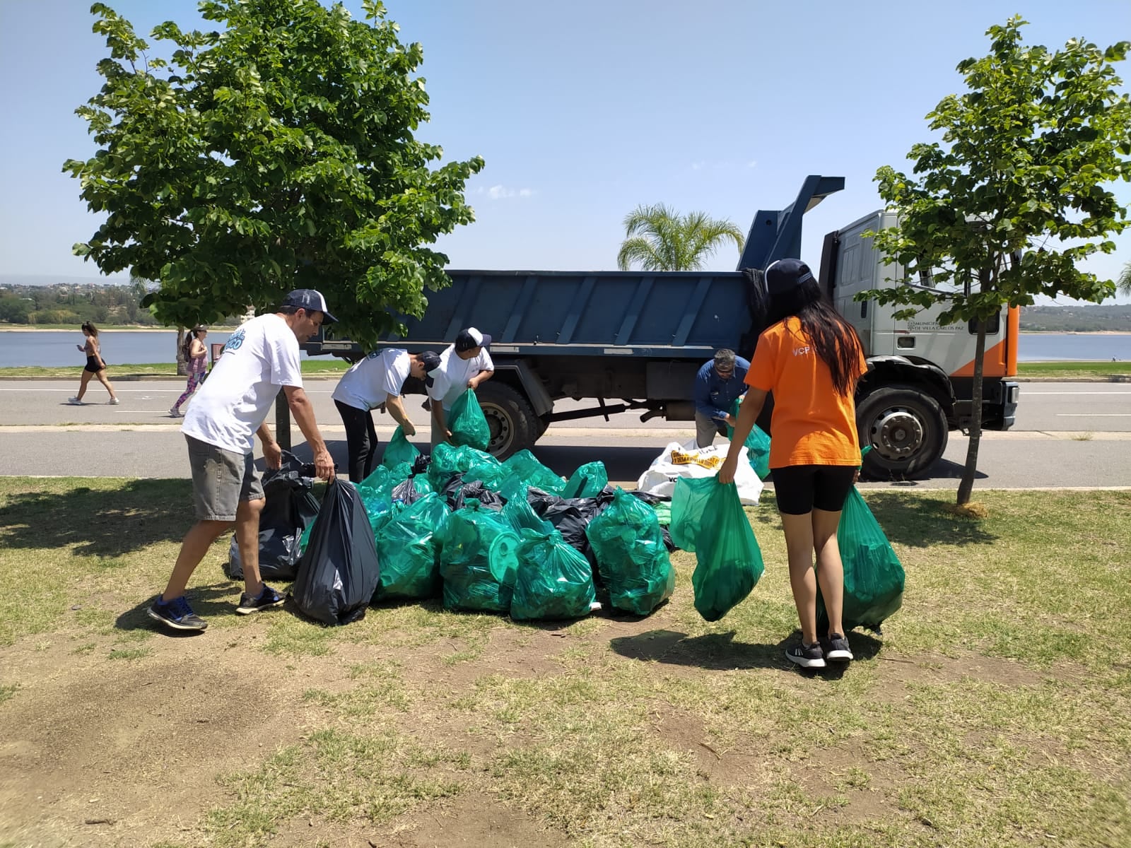 Jornada de limpieza en la costanera