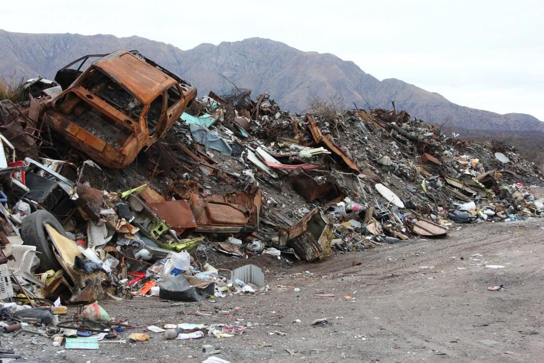 El quemado. El basural a cielo abierto que usan Capilla del Monte y Charbonier, tras el fuego que días atrás lo arrasó y se expandió. (La Voz)