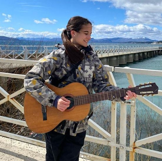 Valentina en su viaje de egresados tocando la guitarra.