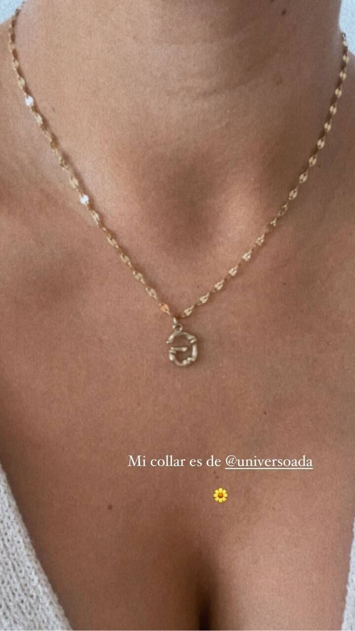 La influencer estrenó un collar dorado con la inicial del nombre de su beba.