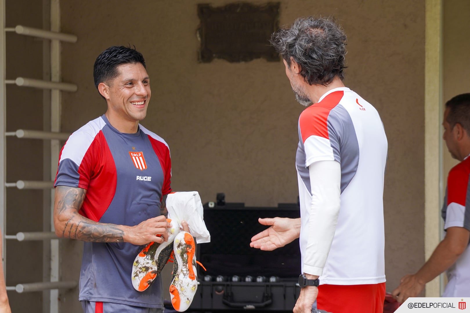 Enzo Pérez y Eduardo Domínguez en la práctica de Estudiantes. (@EdelpOficial)