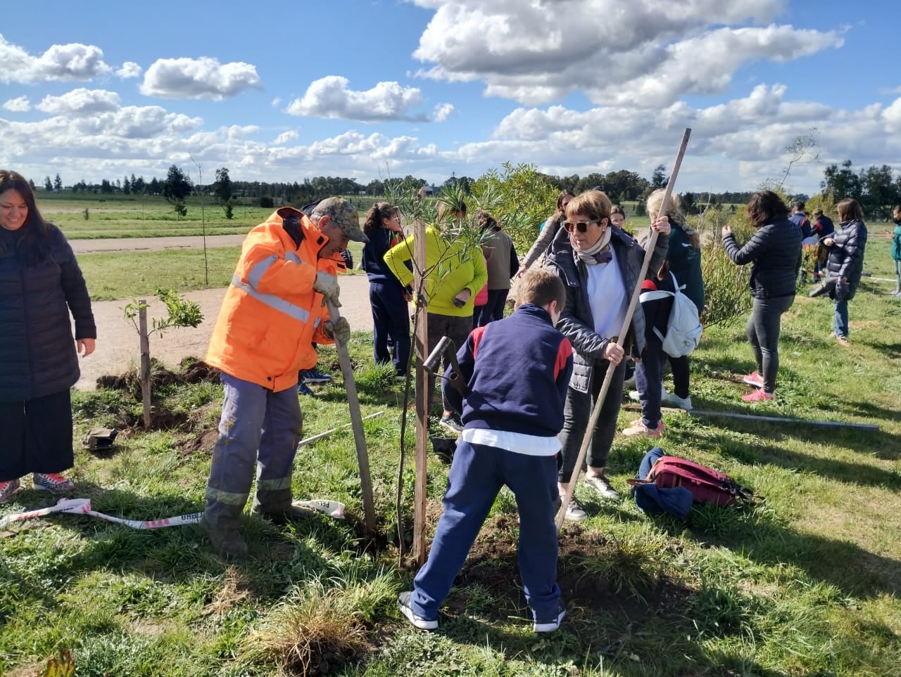 Alumnos del Colegio Holandés plantaron árboles en el predio del Polo Educativo de Tres Arroyos