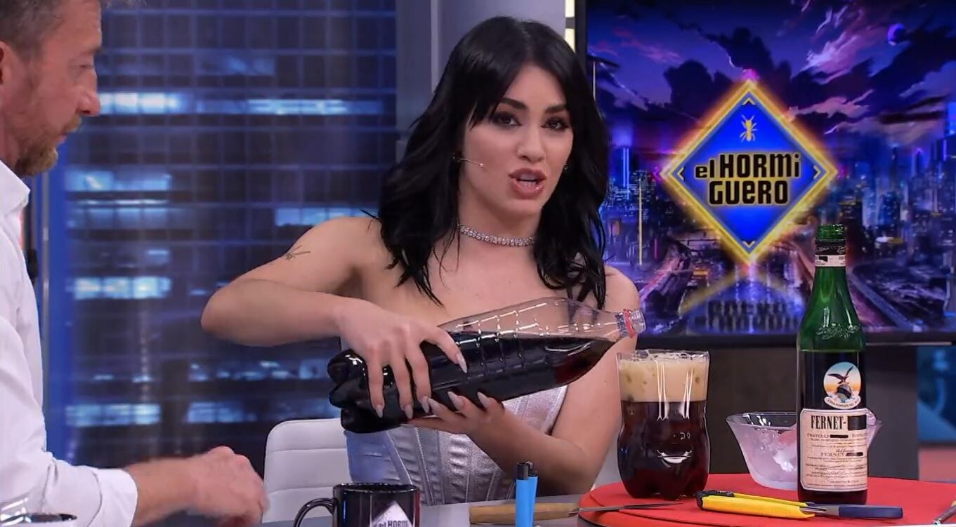 Lali Espósito preparó un viajero de fernet en la tv española.