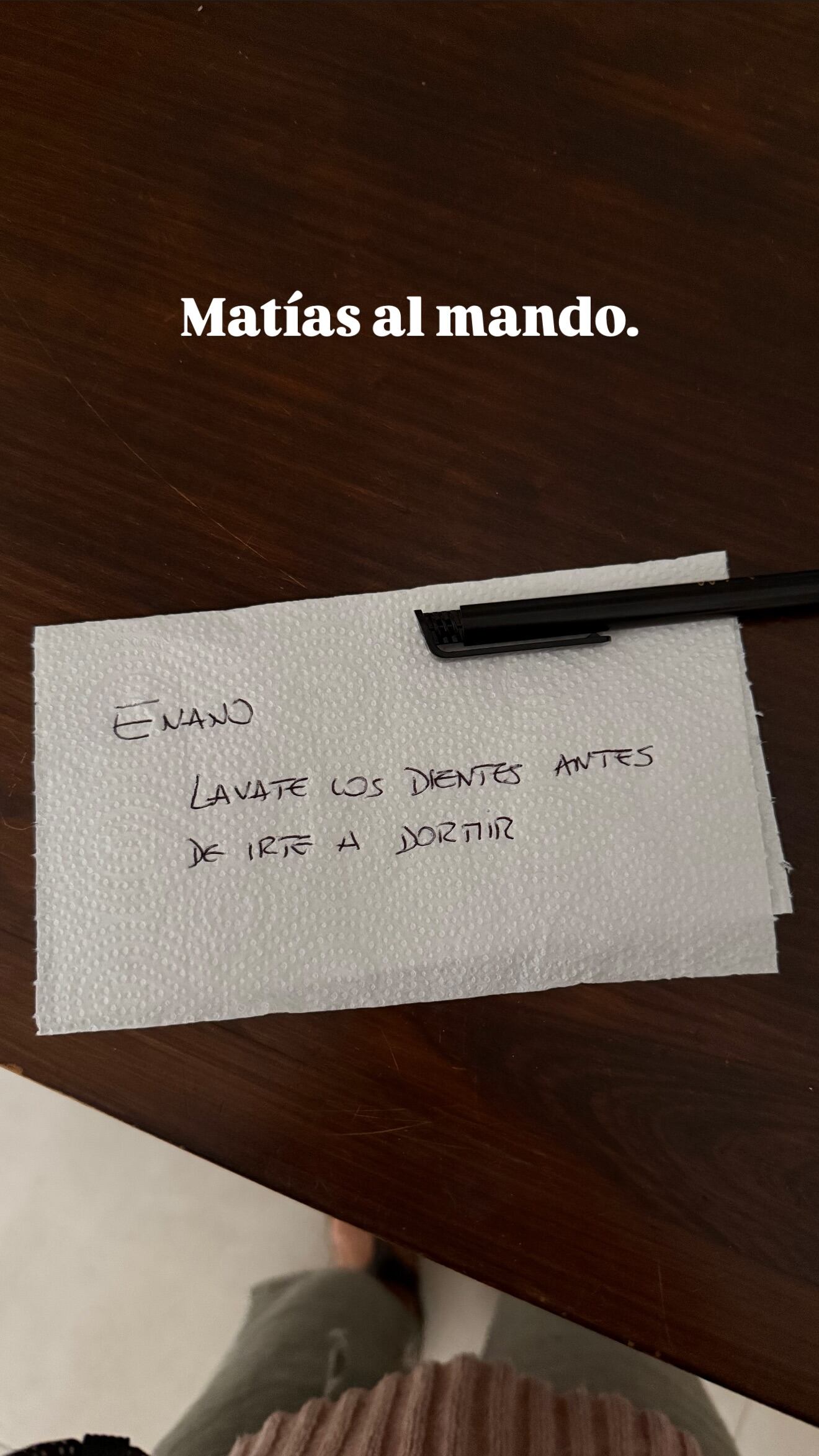 Matías, el novio de Jimena, demostrando que está listo para ser padre.