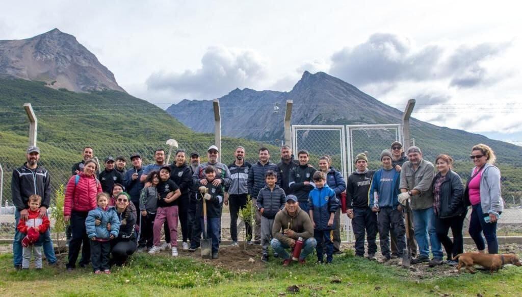 Municipalidad junto con el Club de Educación Fueguina realizó jornada de forestación