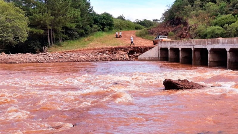 Puente  dañado por el desborde del arroyo Fortaleza