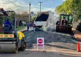 Continúan las obras de asfaltado en las calles obereñas.