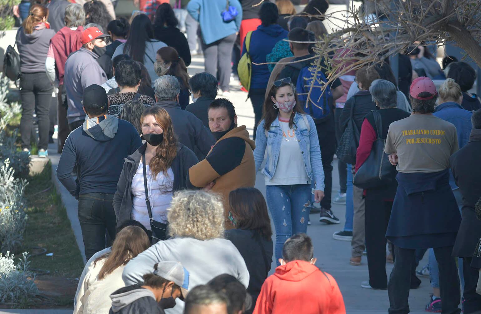 Aumento de casos positivos Covid 19 en Mendoza
Largas filas y demoras para sacar turnos para ser atendido y para acceder a la farmacia del Hospital Central.


Foto: Orlando Pelichotti