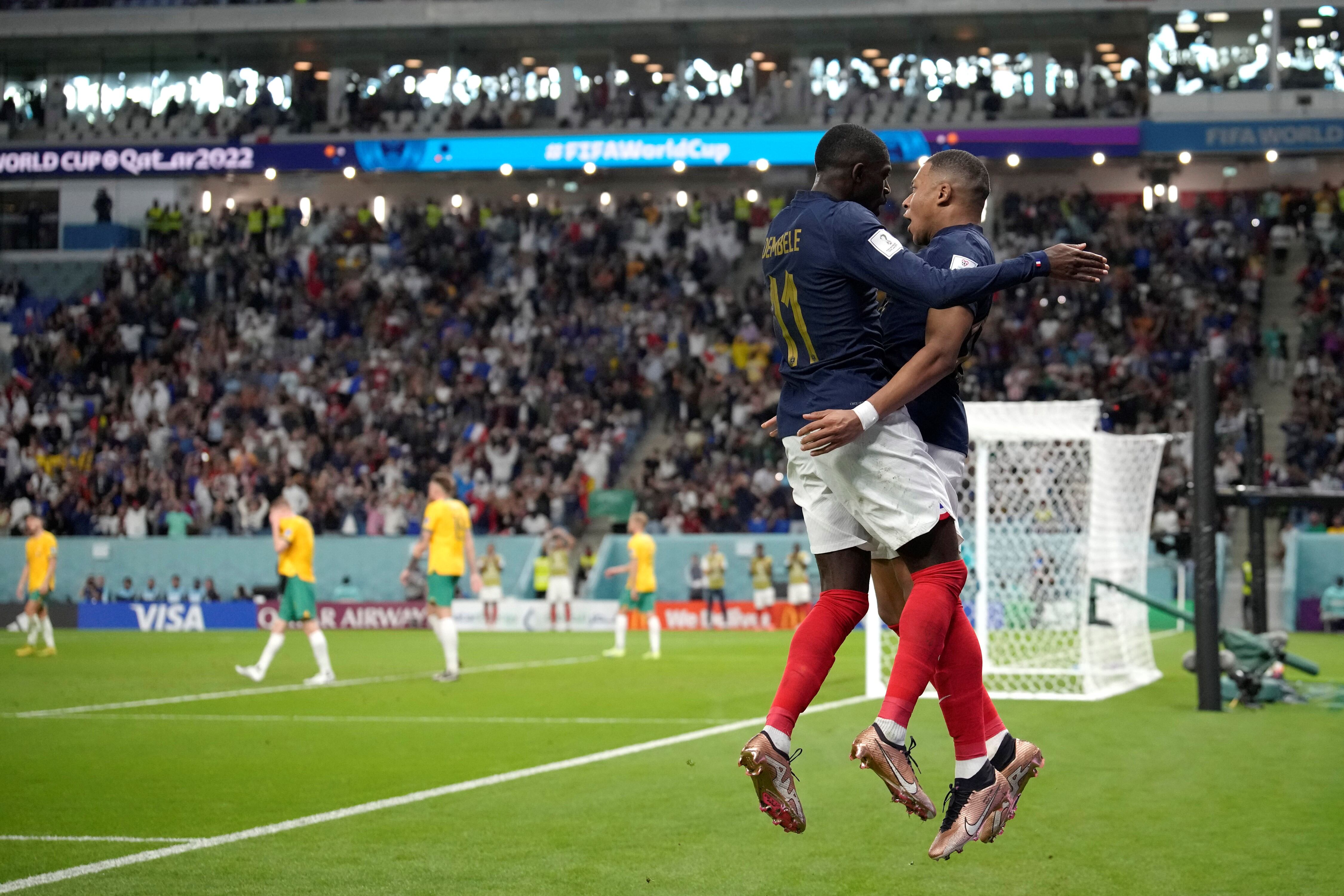 Mbappé y Dembelé festejan el cuarto del campeón del mundo ante Australia en el 4 a 1 (AP).