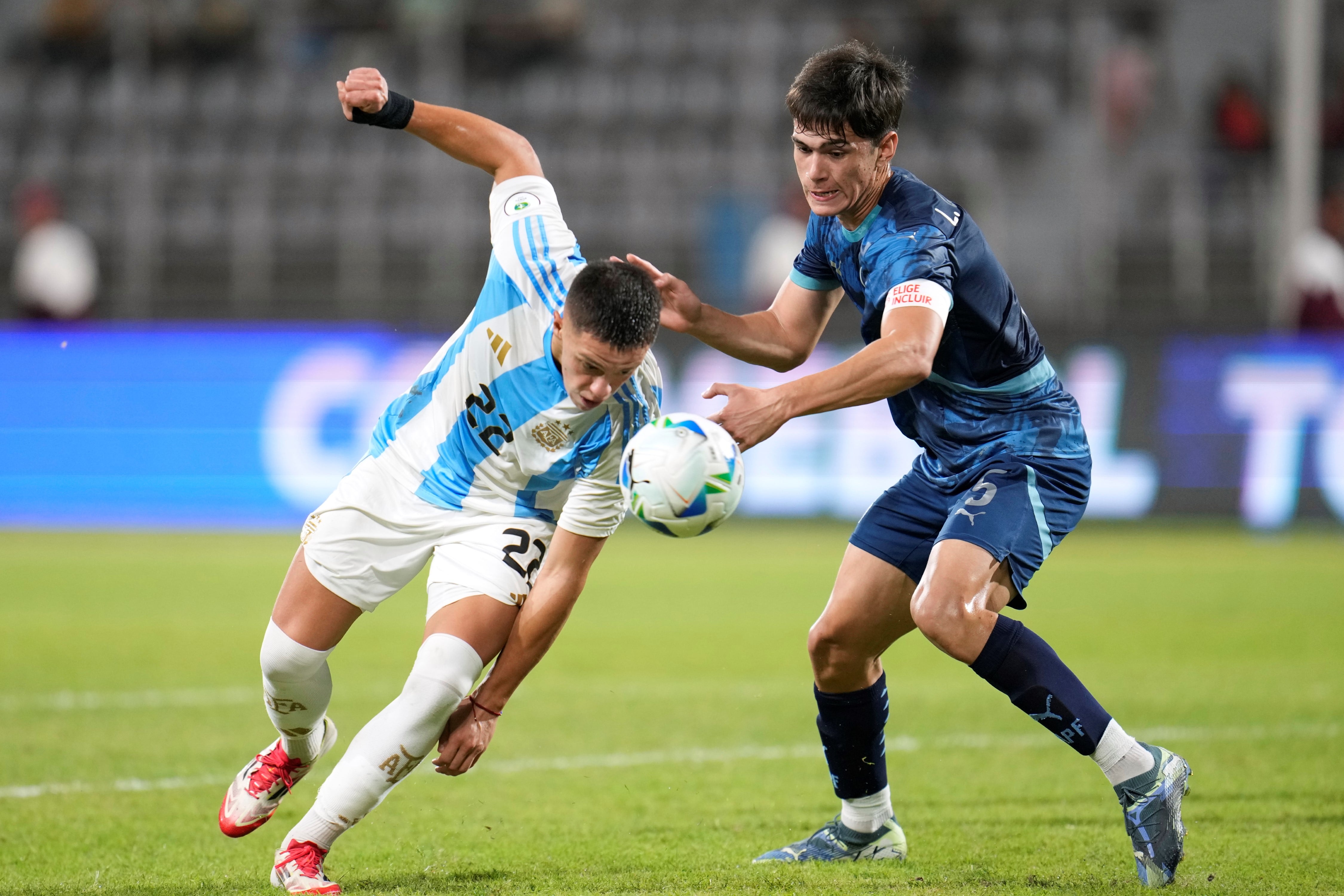 Argentina se mide con Paraguay con el objetivo de coronarse campeona del Sudamericano Sub-20. (AP)