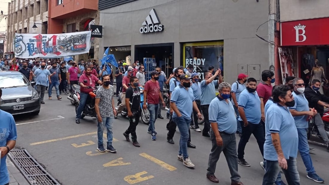 El año pasado hubo varias medidas de fuerza aplicadas por los choferes de colectivos en la ciudad, ante la falta de pago de sus haberes en tiempo y forma. Ahora la protesta se reitera y se profundiza.