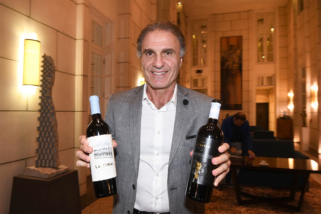 Los campeones del Mundial de futbol 86 Oscar Ruggeri, Jorge Burruchaga, Héctor “El Negro” Enrique, Sergio “El Checho” Batista, Ricardo Giusti, Oscar Garré y Carlos “El Chino” Tapia llegaron a Mendoza parapresentar sus vinos, La Final Malbec y Héroes Blend.
Oscar Ruggeri con as botellas de los vinos
Foto: José Gutierrez / Los Andes  