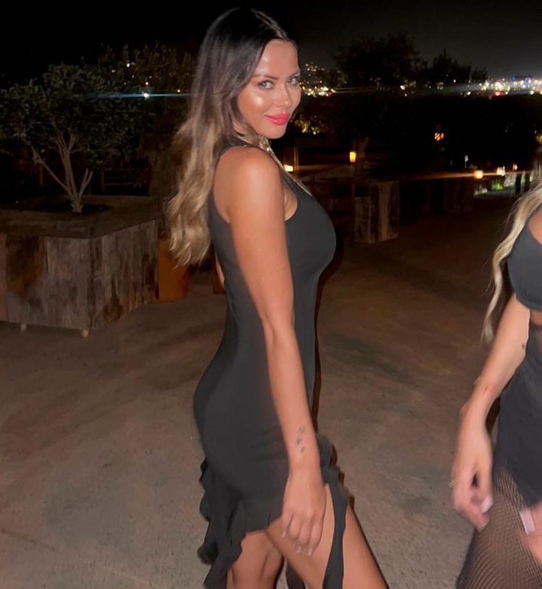 Karina Jelinek disfrutó de la calurosa noche de Ibiza e impactó con un vestido negro al cuerpo.