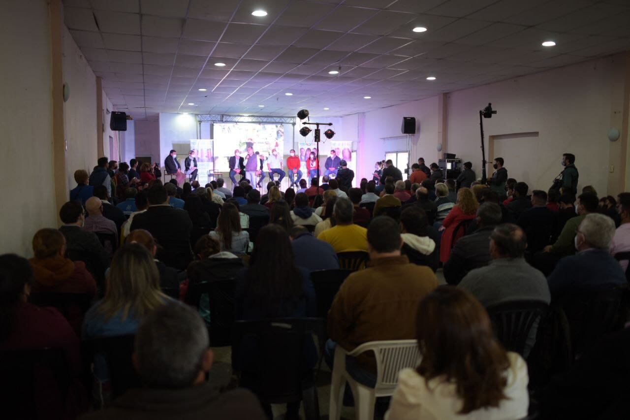 En Paso de los Libres los precandidatos del Frente de Todos, realizaron el cierre de campaña este miércoles por la tarde.