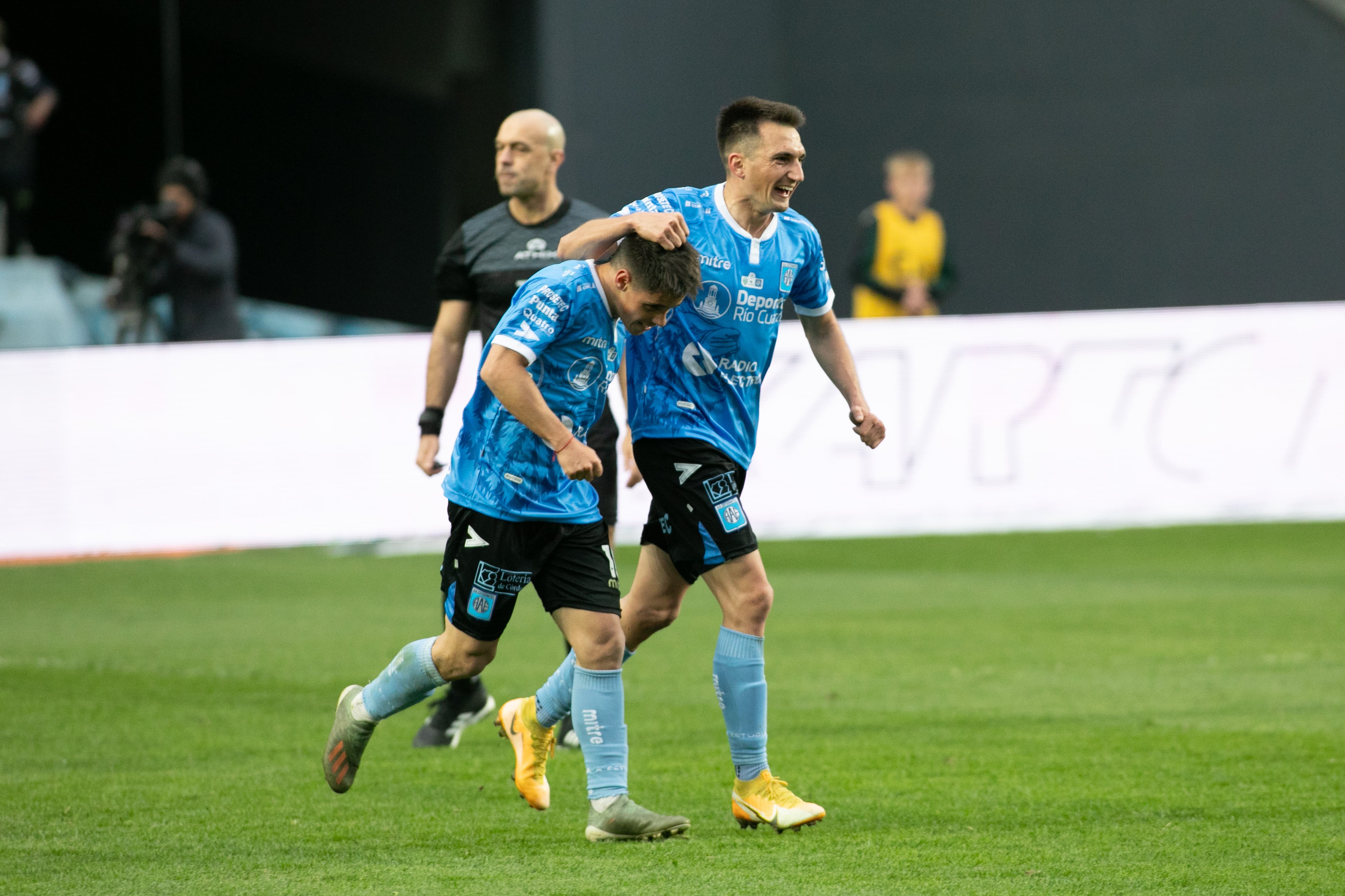 Cainelli y Talpone celebran el gol de Estudiantes ante Banfield. (Prensa Copa Argentina).