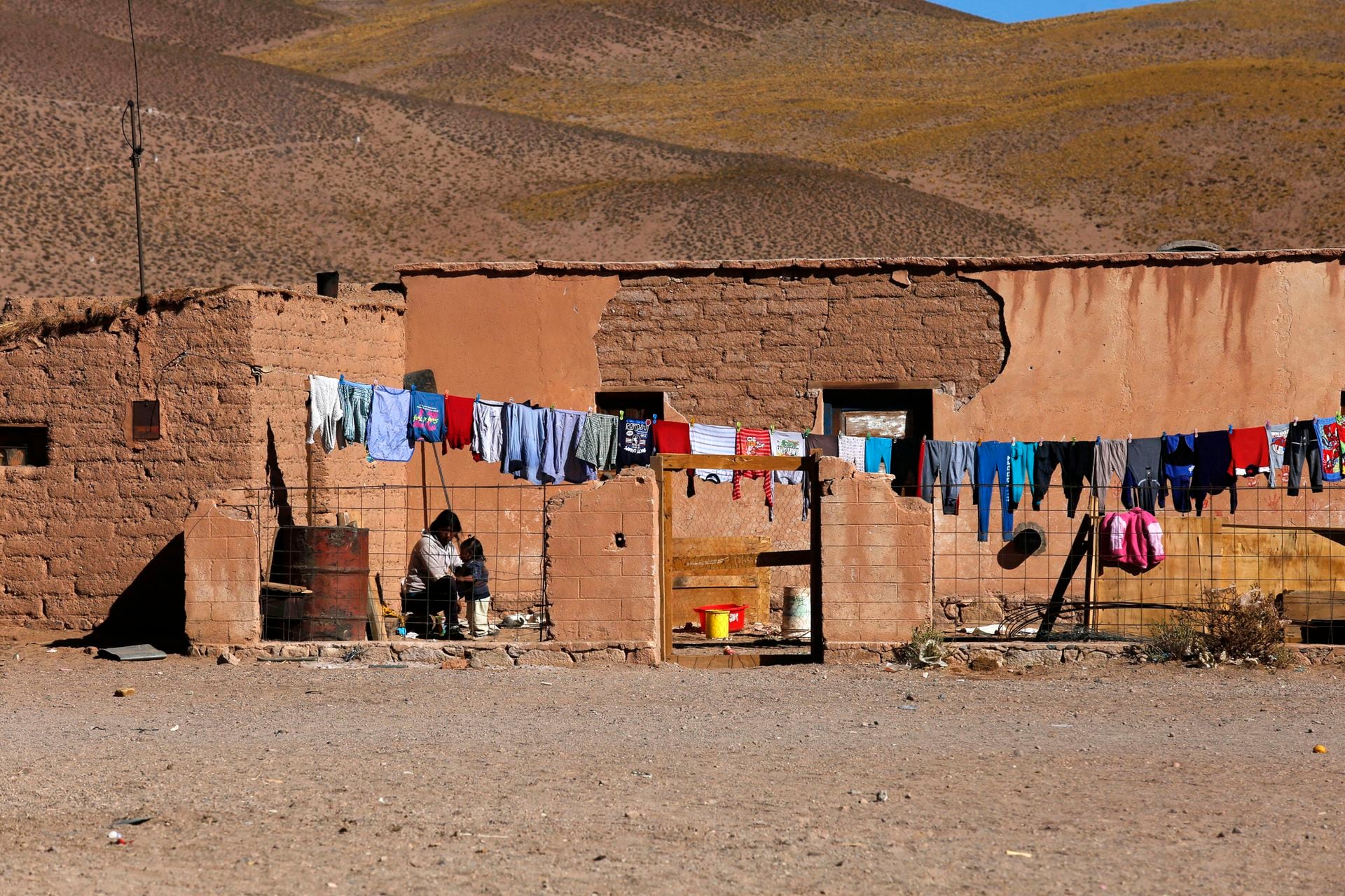 No tienen agua potable ni señal telefónica, pero viven de forma honesta vendiendo artesanías y sobreviviendo el día a día.