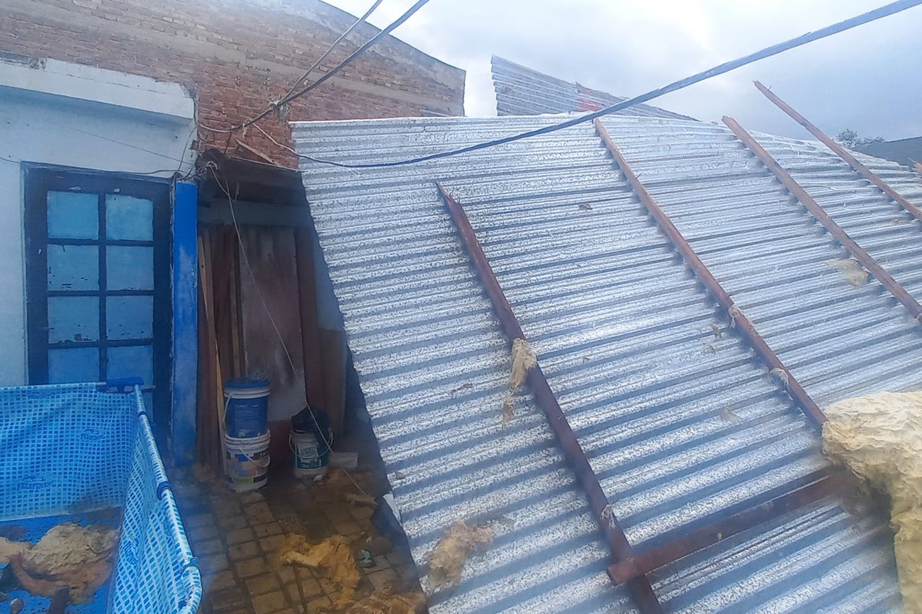 Voladura de un techo en bario Villa el Libertador en medio de la tormenta (Gentileza Alejandro Pozo).