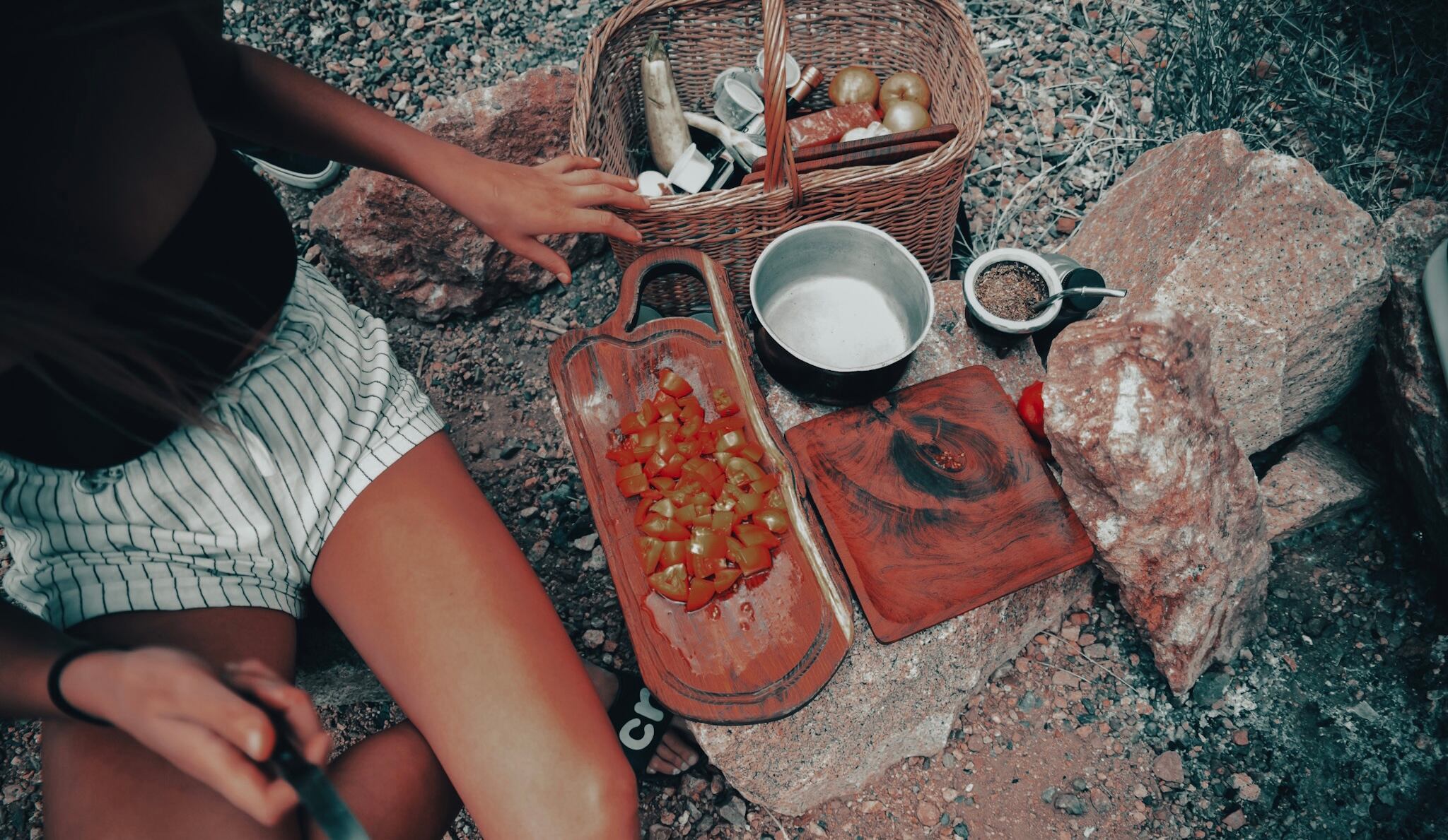 canasto, tablas de madera, el mate y una olla