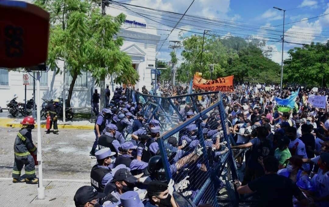 Represión policial en Formosa en contra de manifestantes tras la vuelta a Fase 1