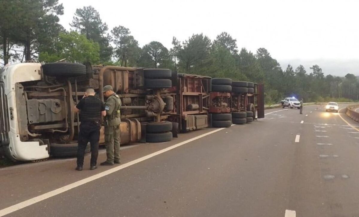 Un camión volcó luego de un despiste sobre ruta 12 en Santa Ana