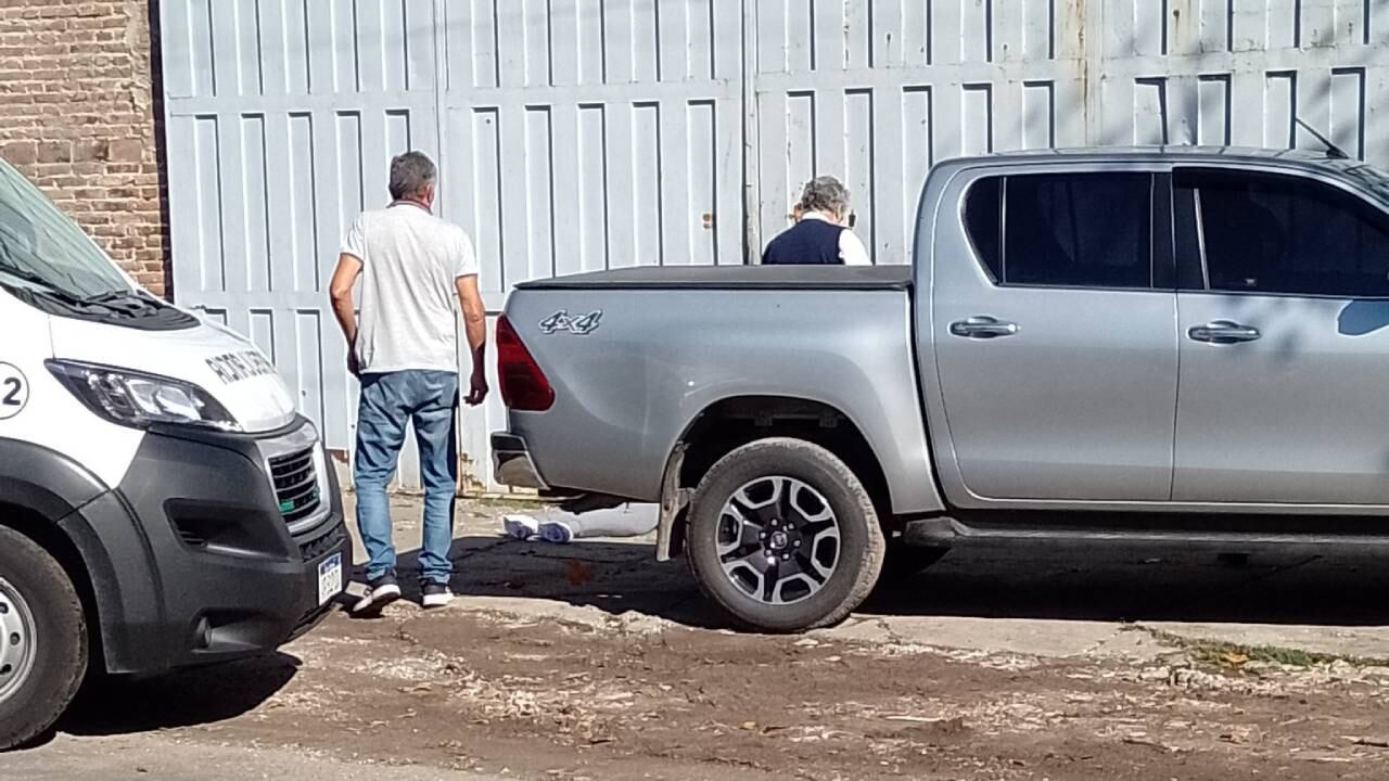 La víctima cayó herida sobre la vereda y falleció en el acto.