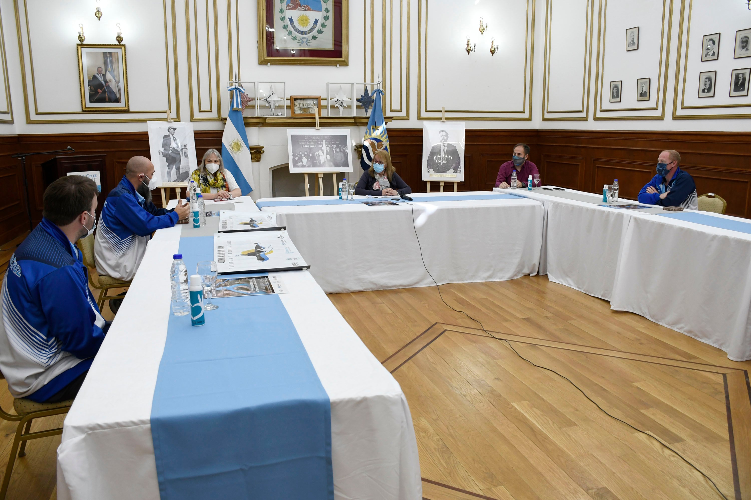 Los cuatro nadadores realizaron la travesía el pasado 4 de abril por el Rio Santa Cruz.