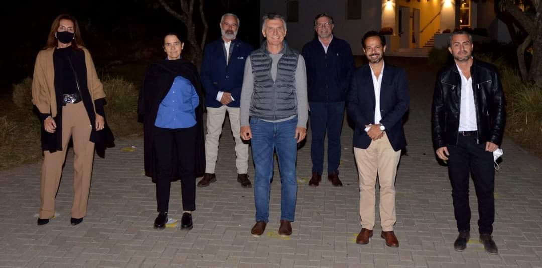 Mauricio Macri junto a Carmen Álvarez, Fernanda Romero, Enrique Lehner, Javier Hunicken, Sebastián García Días y Raúl Carranza. (PRO Córdoba)