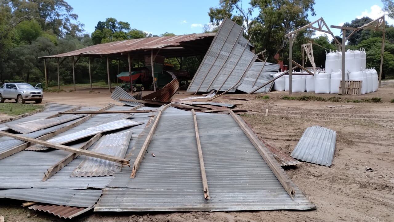 El viento generó una cola de tornado que ocasionó destrozos. (Gentileza LV16)