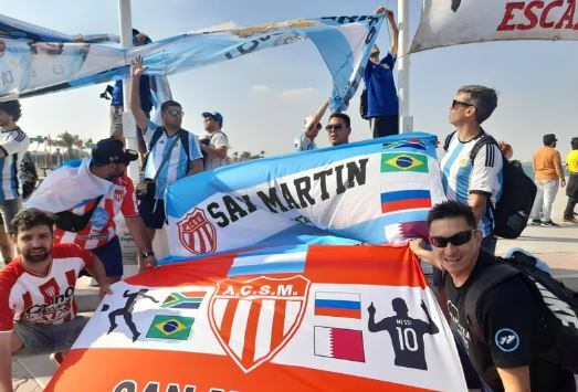 Hinchas mendocinos en el Banderazo de Qatar.