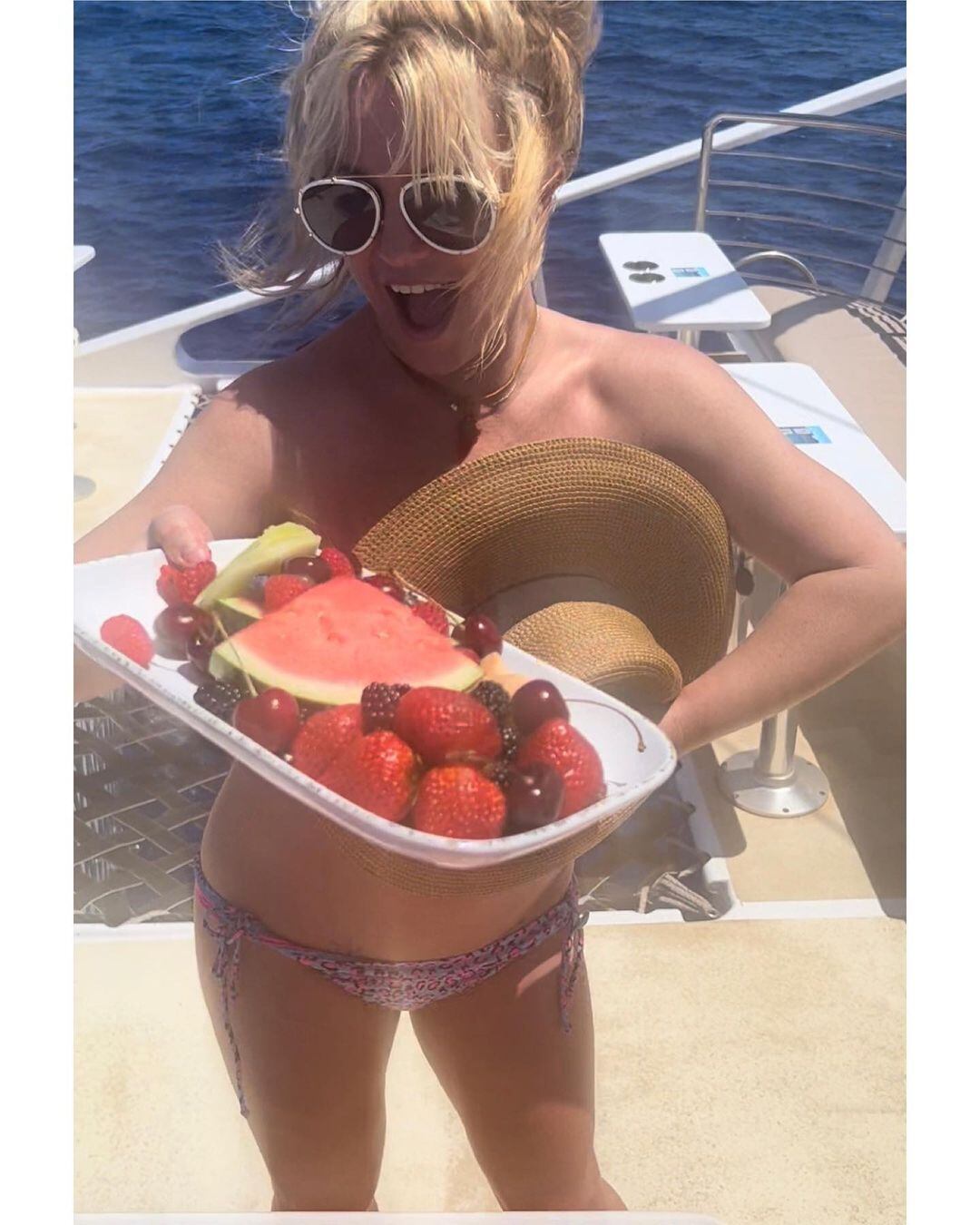 Desde un yate, Britney Spears posó con frutas como bikini y fue capitana de barco por primera vez.