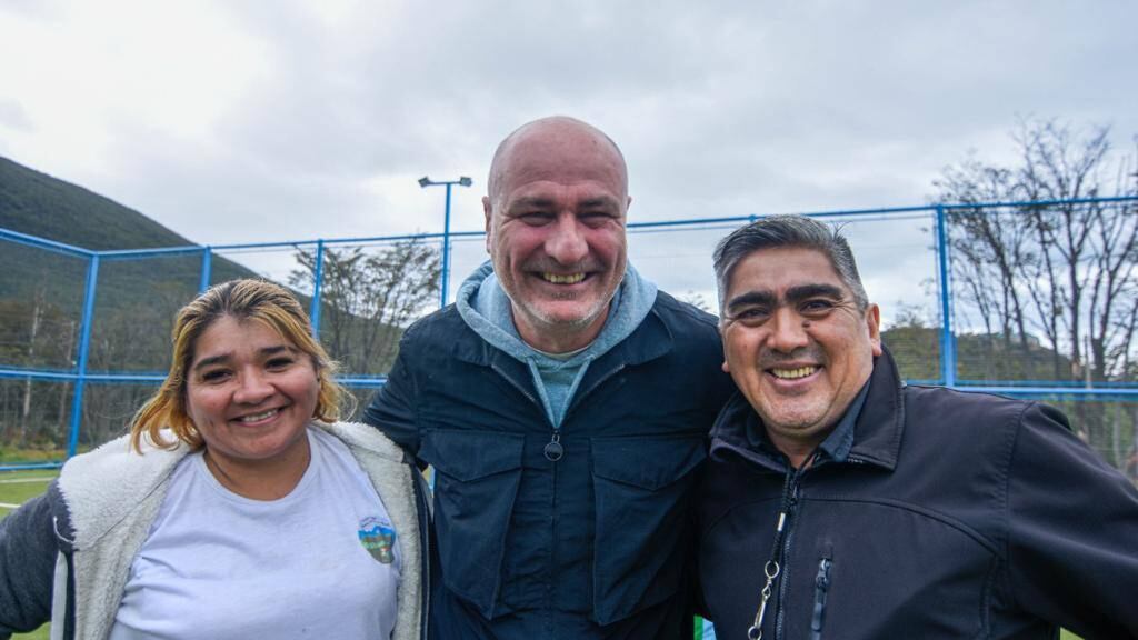 Guillermo Navarro junto a referentes de la Quinta 52, en el encuentro deportivo barrial.