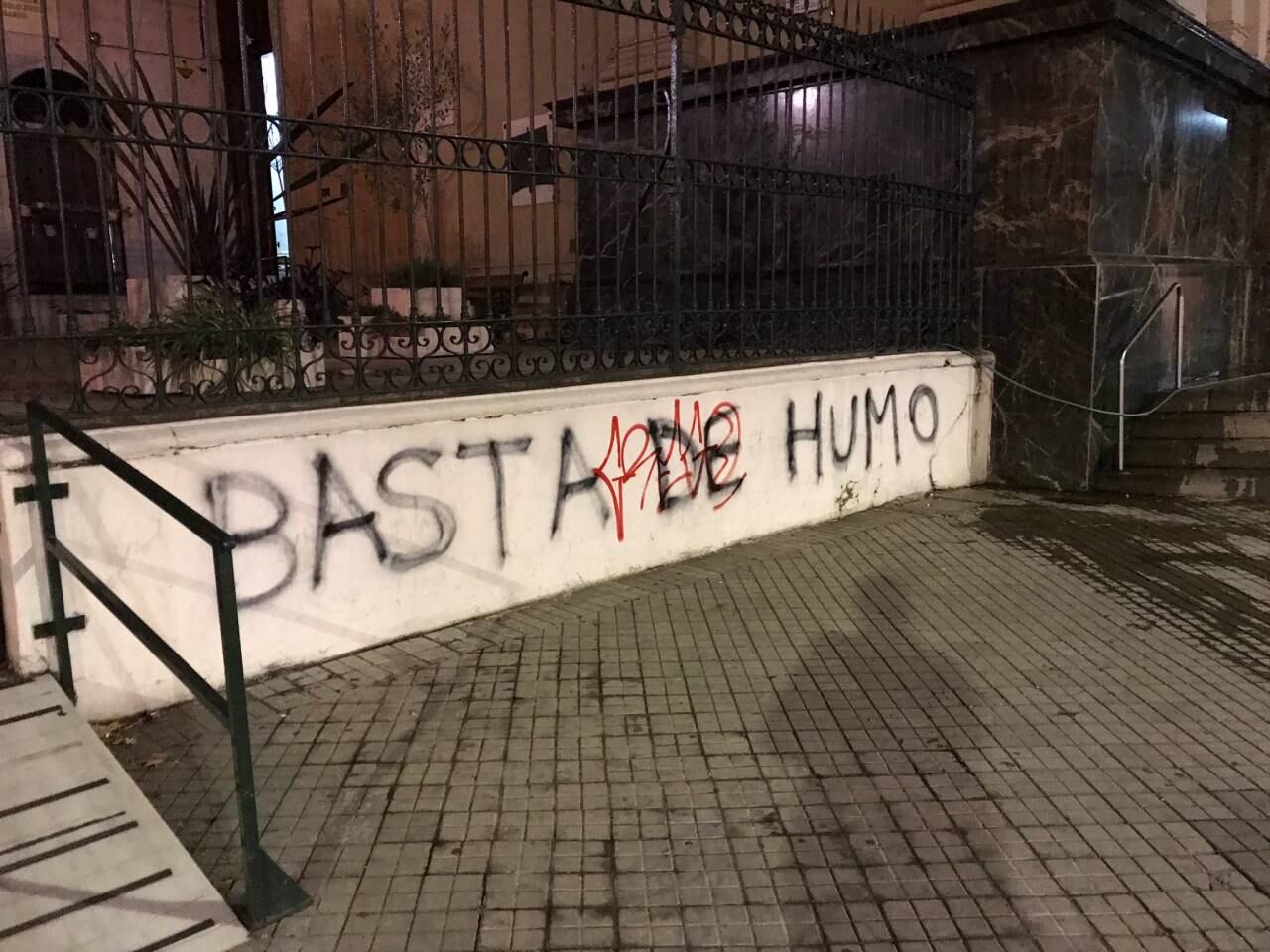 En la Catedral pintaron mensajes de protesta contra los incendios.