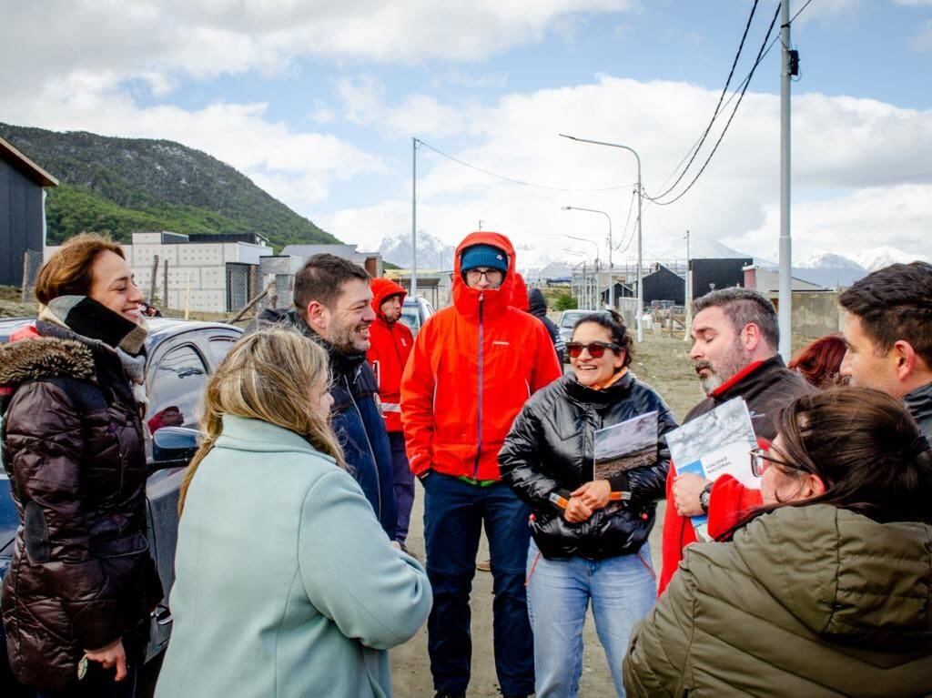 Ushuaia: entregaron decretos de preadjudicación de terrenos a trabajadores viales