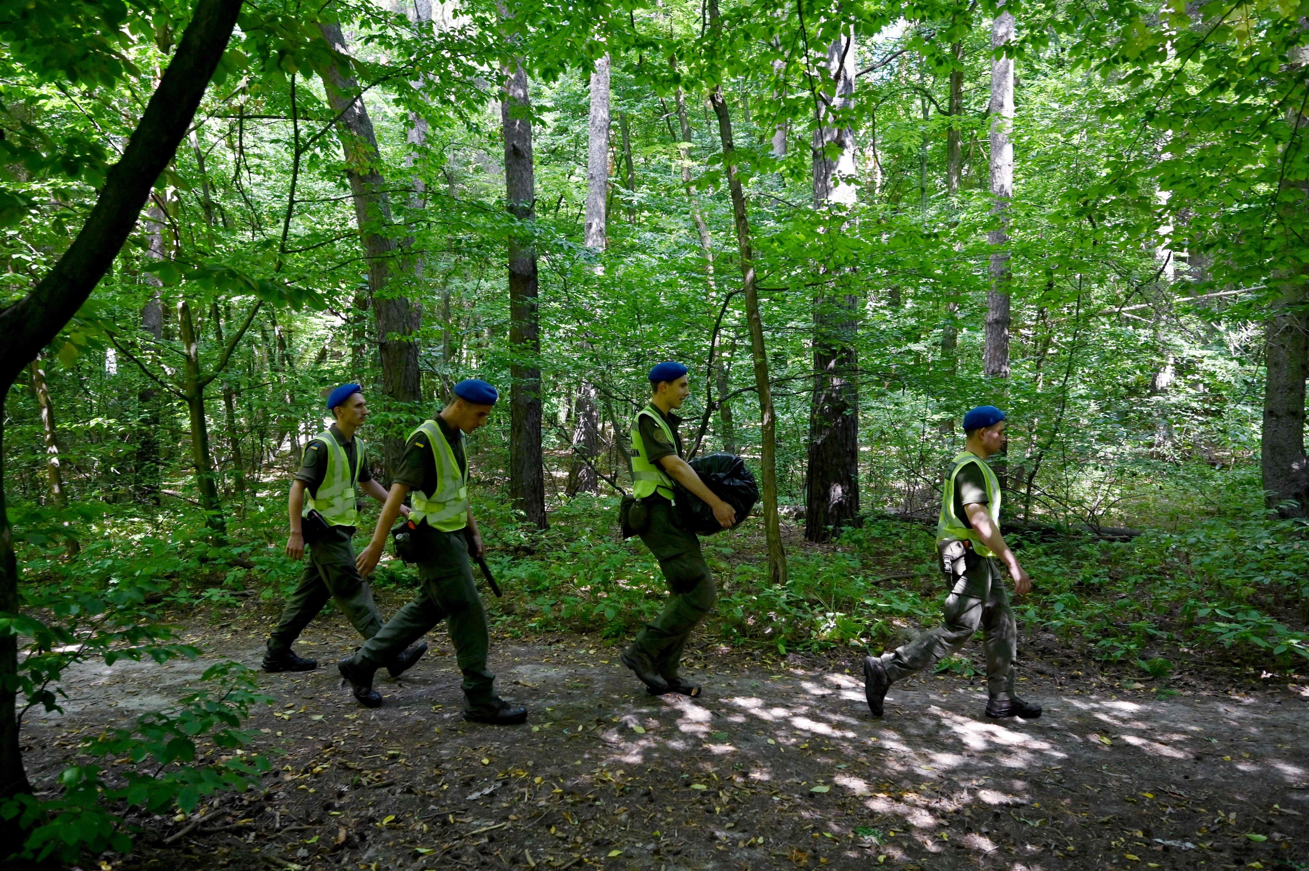 Los policías abandonan el lugar donde Vitaly Shishov, el director de la Casa Bielorrusa en Ucrania, una ONG, fue encontrado ahorcado en un parque, cerca de la capital, Kiev, el 3 de agosto de 2021.