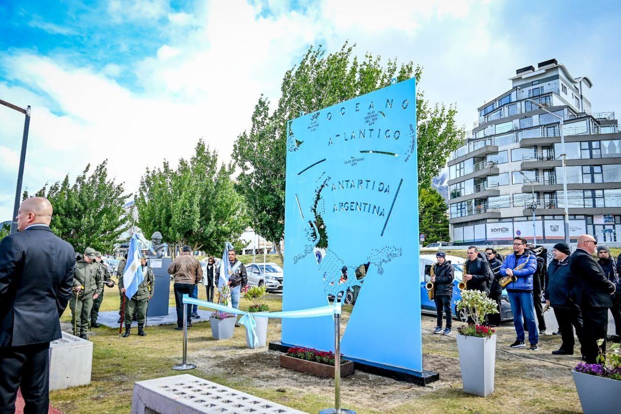 Inauguraron en Ushuaia el cartel del Sector Antártico Argentino