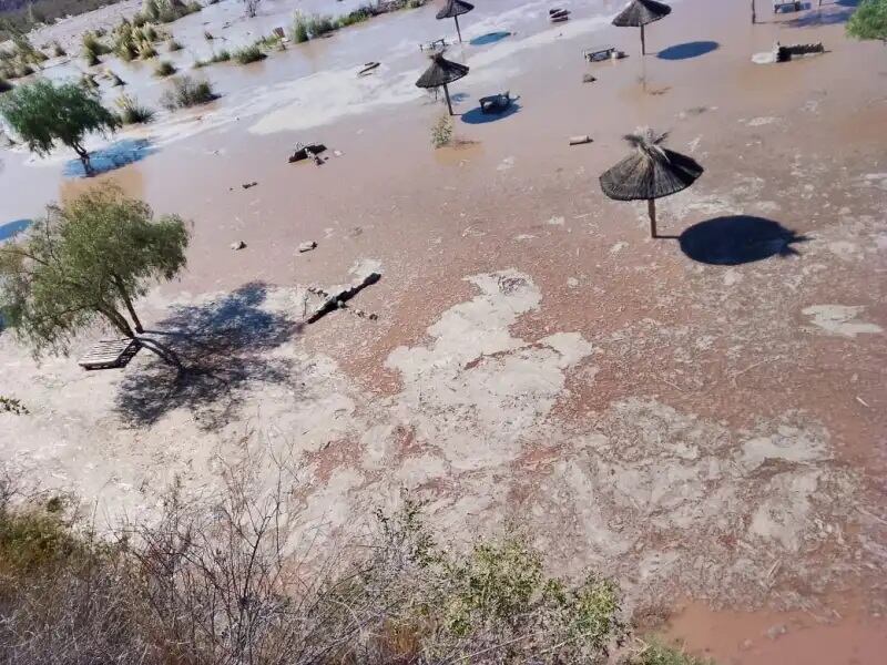 Luján Playa inundada por el avancé del caudaloso río Mendoza, tras la apertura de las compuertas del descargador de fondo (DDF) del dique Potrerillos.